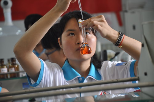 选手正在使用滴定管做实验