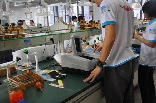 选手正在使用分光光度计做实验