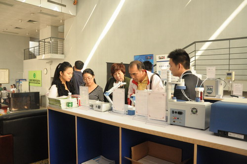 铭科技术专员为老师讲解仪器