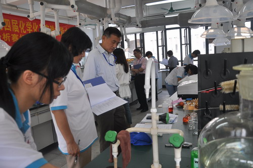 老师正在登记成绩