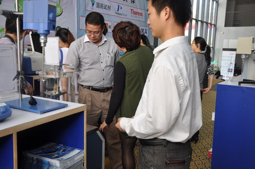 厂家为韩山师范老师讲解仪器