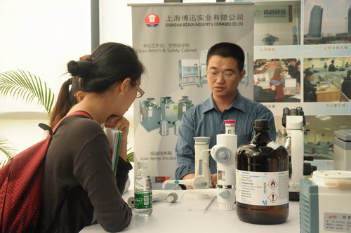 同学和厂家在研讨仪器